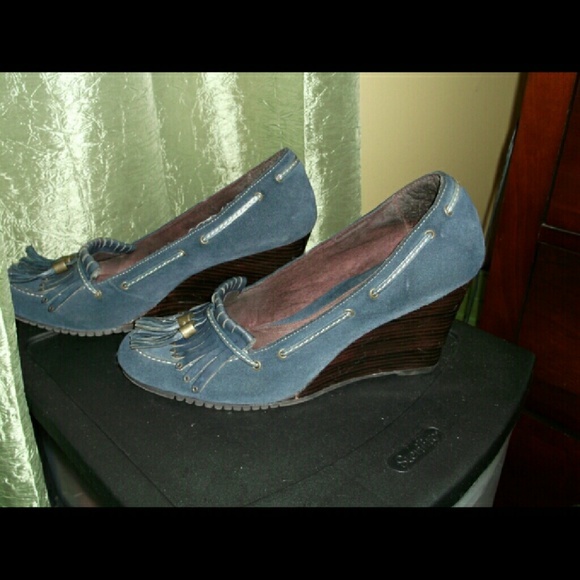 Blue Suede Wedged Aerosoles w / Tassels - Picture 2 of 10